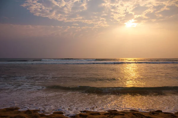 Güzel pembe gün batımı azgın okyanusun yanında, yaz arkaplanı