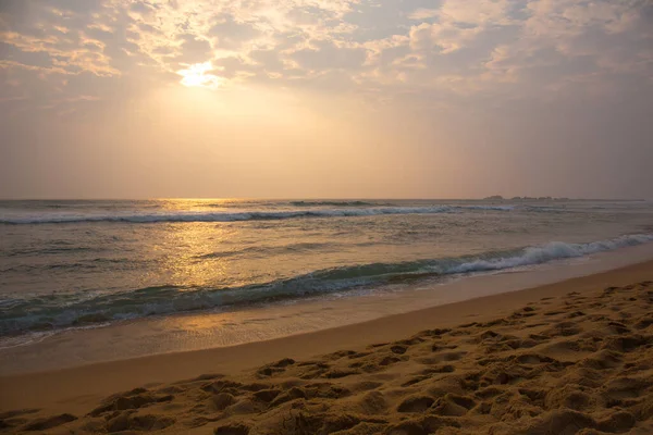 Güzel pembe gün batımı azgın okyanusun yanında, yaz arkaplanı