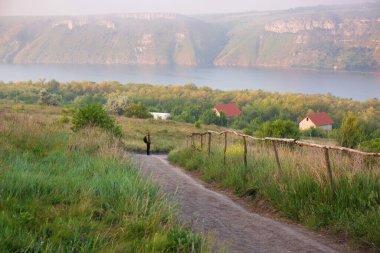 Güzel bir yaz sabahı manzarası. Dinyester kıyıları boyunca Bakota, Ukrayna