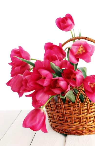 Тюльпаны в плетеной корзине — стоковое фото