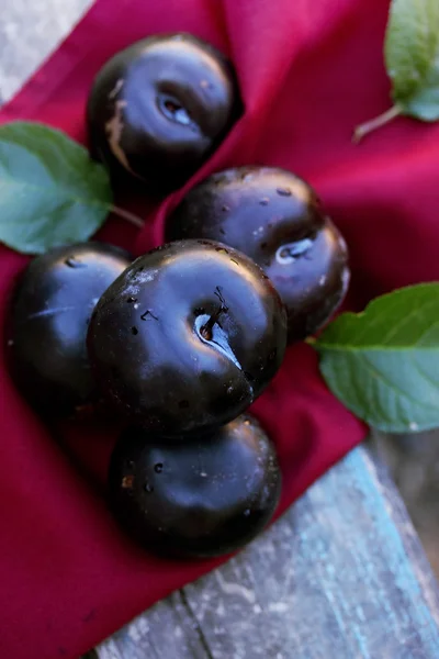 Juicy organic plums — Stock Photo, Image