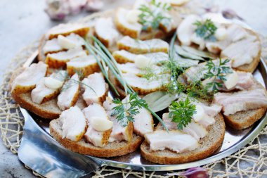 sarımsak ve otlar ile kanepeler