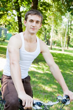 adam bir bisiklet park