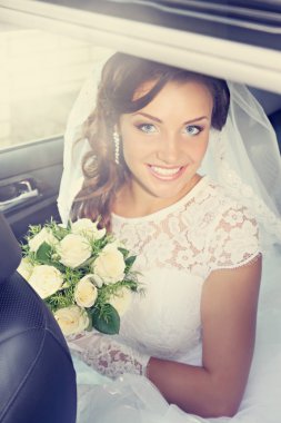 renkli arabada mutlu gelin