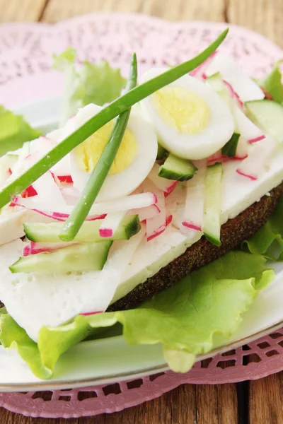 Sándwich con queso y huevos — Foto de Stock