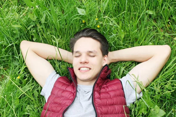 Щасливий чоловік на траві — стокове фото
