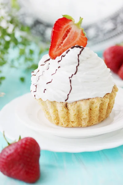 Kuchen mit Erdbeeren — Stockfoto