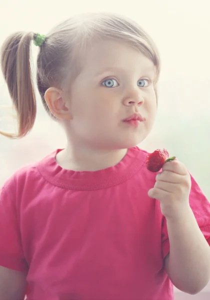 Chica con fresas, teñido — Foto de Stock