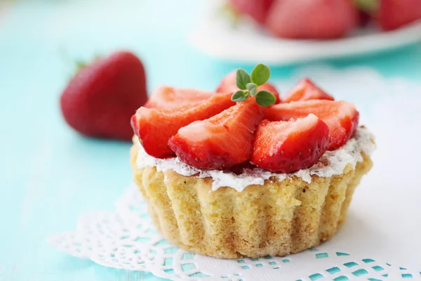 Cesto torta con fragole — Foto Stock