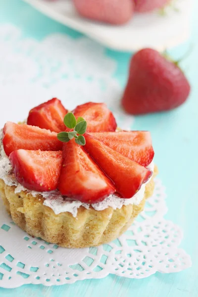 Korb mit Erdbeeren — Stockfoto