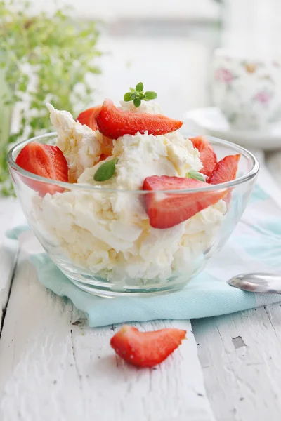 Cottage cheese with fresh strawberries — Stock Photo, Image