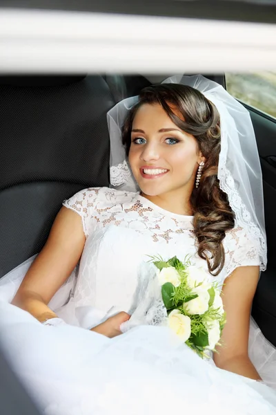 Bruid zittend in de auto — Stockfoto