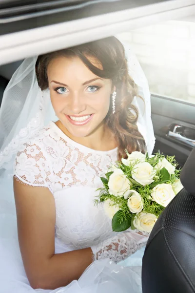 Happy bride in the car — Stock Photo, Image