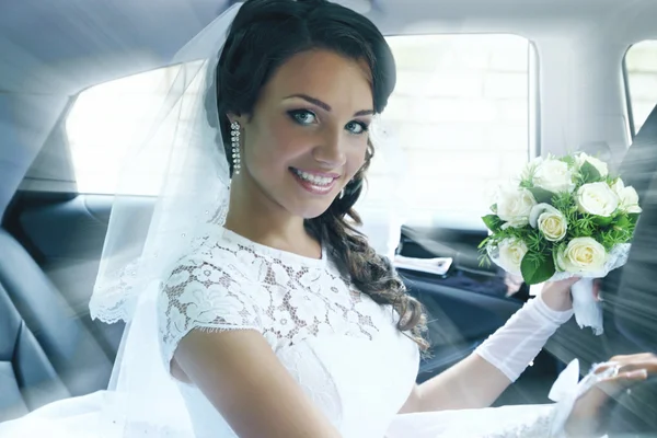 Potret pengantin wanita di dalam mobil, berwarna — Stok Foto