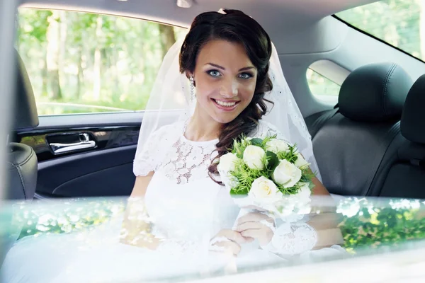 Indah pengantin di dalam mobil — Stok Foto