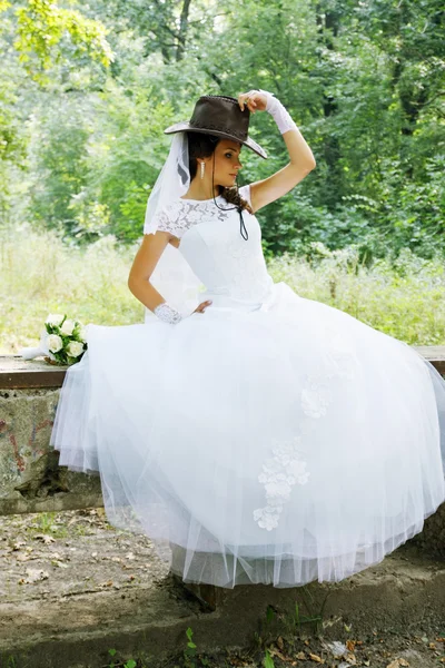 Noiva bonita em um chapéu de cowboy — Fotografia de Stock