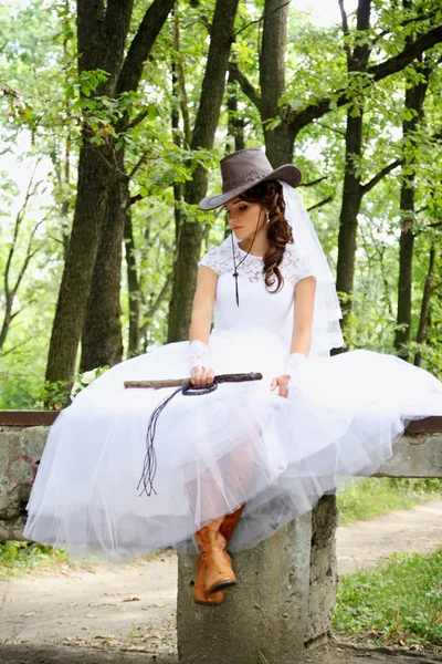 Невеста в ковбойской шляпе — стоковое фото