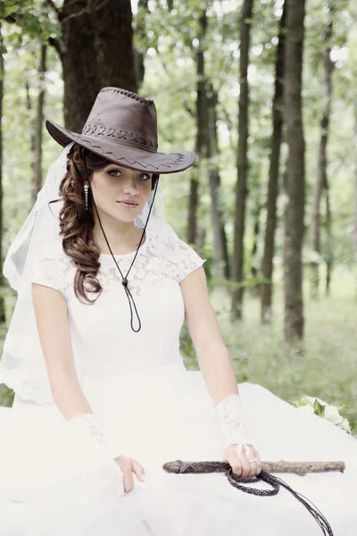 Retrato noiva em um chapéu de cowboy, matizado — Fotografia de Stock