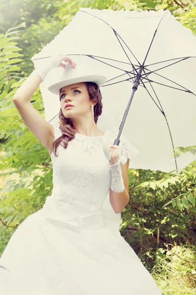 Hermosa novia con paraguas blanco, vintage — Foto de Stock