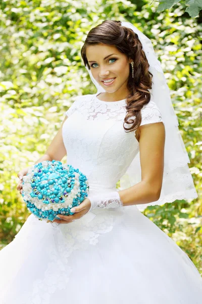 Sposa con un bouquet di pietra turchese — Foto Stock
