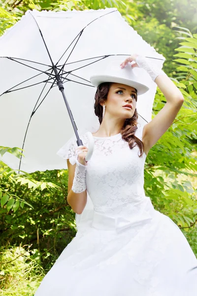 Krásná nevěsta s bílým deštníkem — Stock fotografie
