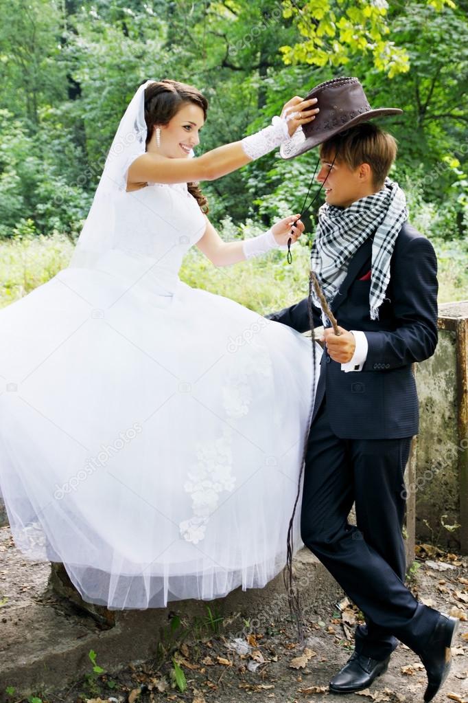 bride wears a cowboy hat