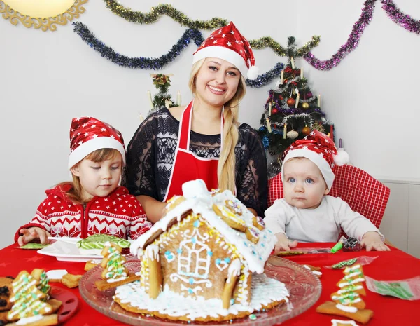 Mother with children decorate house — Stock Photo, Image