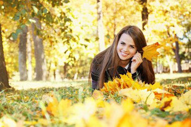 bir akçaağaç yaprağı kadınla