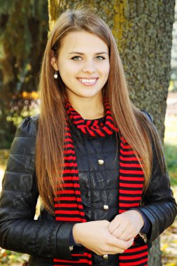 bir ağacın yanında oturan kadın