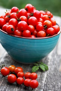 Kavanozda kiraz domatesleri