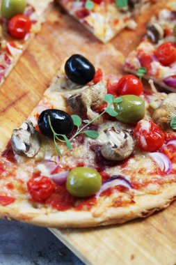 Sosis, İtalyan pizza zeytin