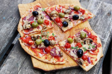 Mantar, peynir ve zeytin İtalyan pizza