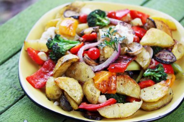 sonbahar sebze yahni plaka üzerinde