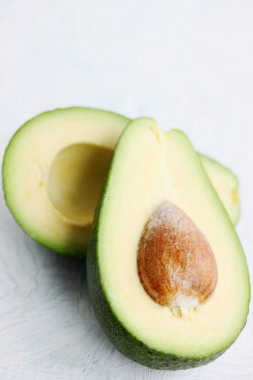 Avokado meyve kemik ile 