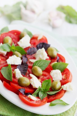 İtalyan domates keçi peyniri salatası