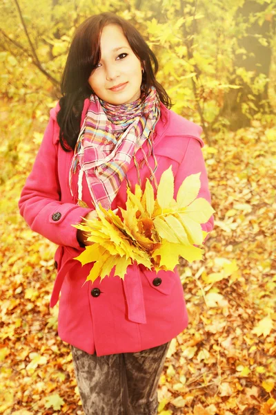 Lány a levelek — Stock Fotó