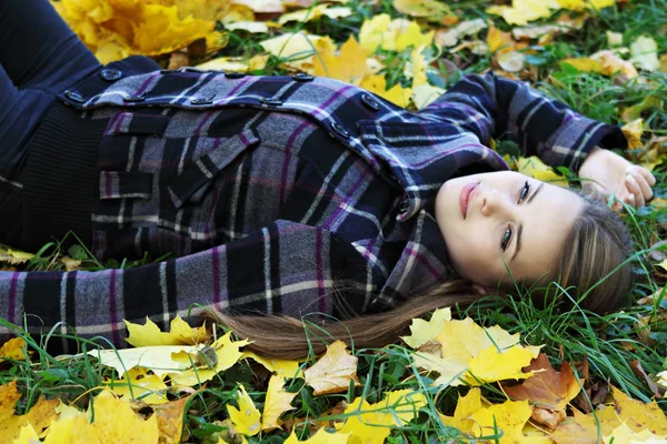 Woman on the autumn lawn — Stockfoto