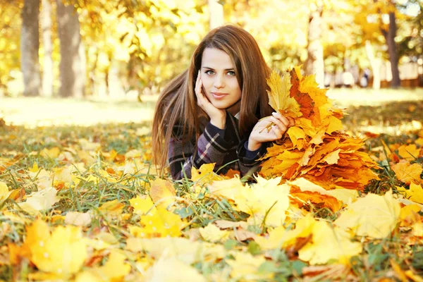 Donna sul prato, colorata — Foto Stock