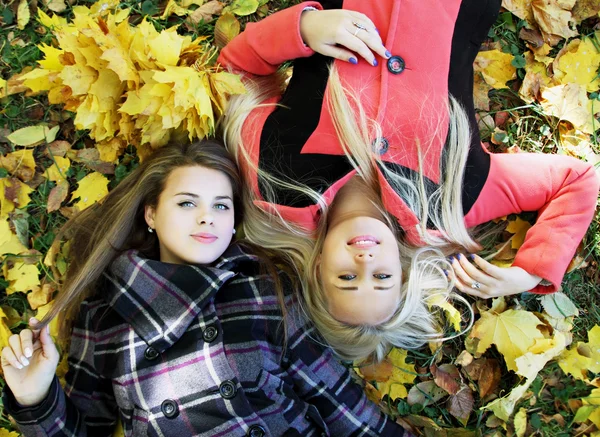 Girls lie on the grass — Stock Photo, Image