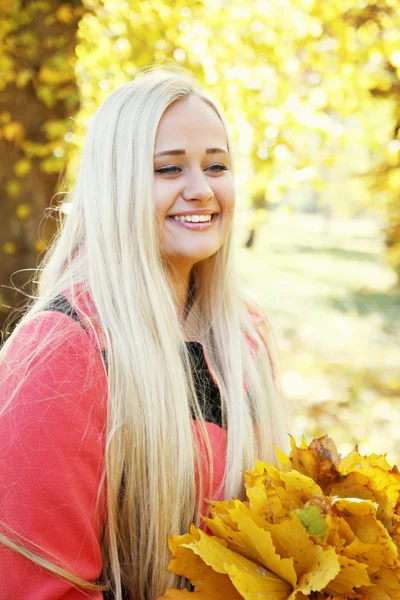 Portrait blonde aux cheveux longs — Photo