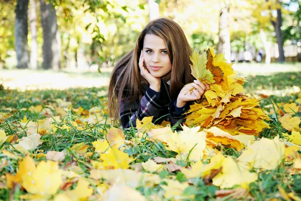 Vrouw op gazon — Stockfoto