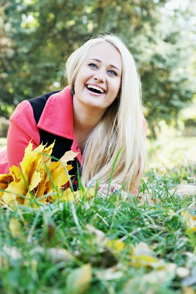 Glückliches blondes Mädchen — Stockfoto