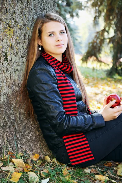 Girl under the tree — Stock Photo, Image