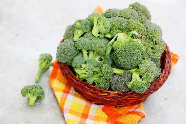 Brócoli fresco en una canasta —  Fotos de Stock