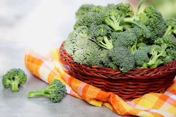 Broccoli in een mand — Stockfoto