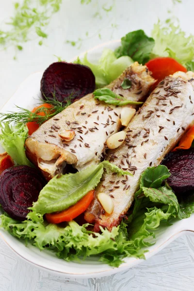 Pescado con verduras — Foto de Stock