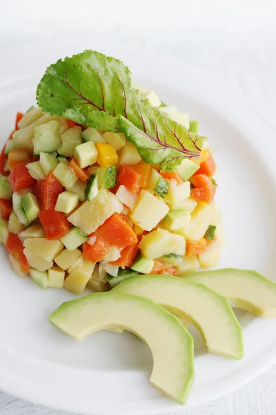 Gemüsesalat mit Avocado — Stockfoto