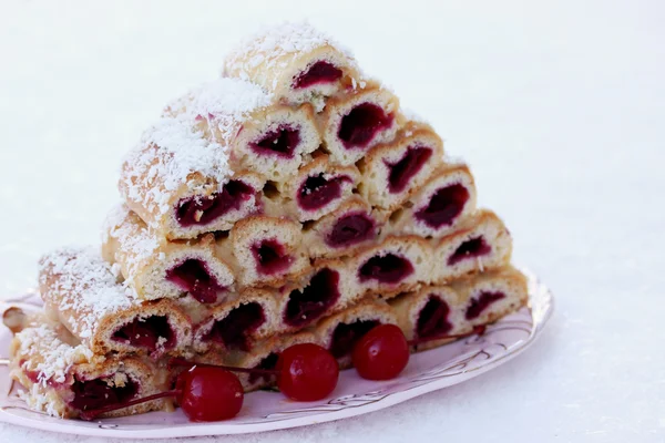 Торт "Монастирська хатина" вишневий десерт — стокове фото