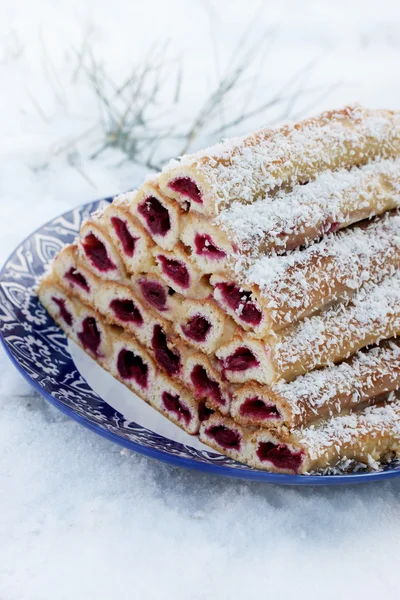 Großer Kuchen in einem schönen Teller — Stockfoto