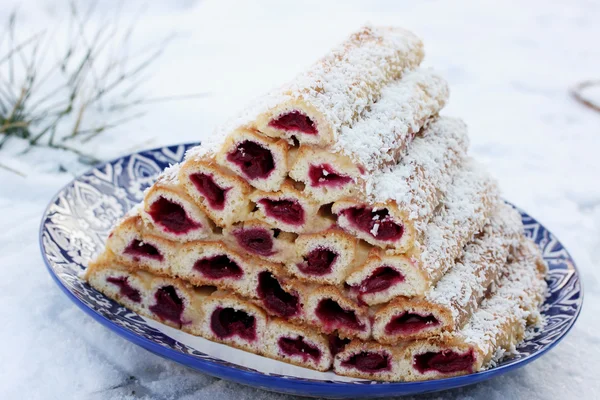 Kuchen "klösterliche Hütte" im Teller — Stockfoto